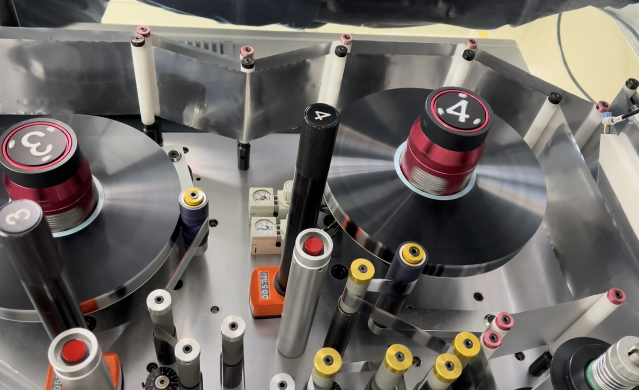 Kondensaattorin dielektristen materiaalien ja suorituskyvyn optimoinnin työperiaatteet